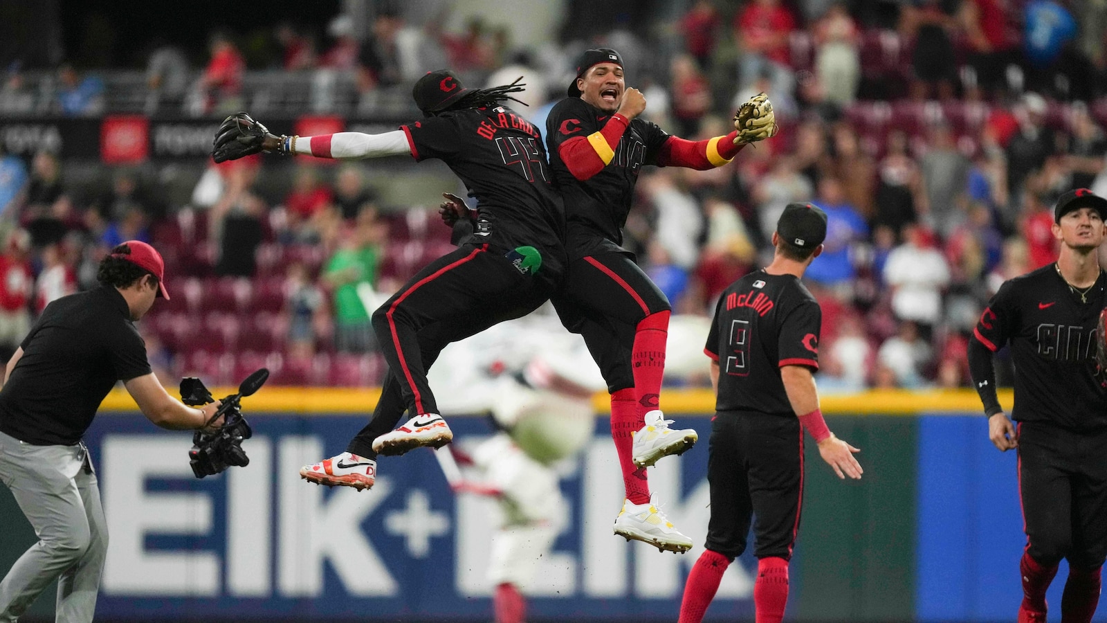 Spencer Steer hits 2 of the Reds' 5 homers in a 7-4 win over the Cubs